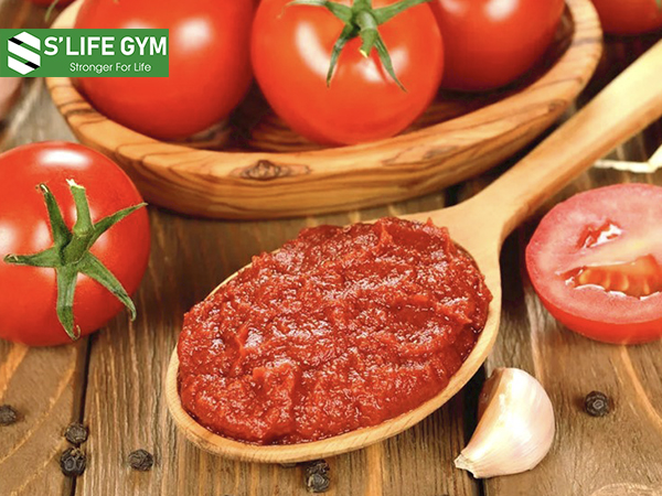 Cà chua cũng nằm trong danh sách thực phẩm nên ăn khi siết cơ