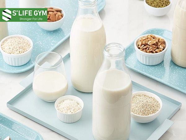 Sữa là đáp án đúng cho câu hỏi: Không nên ăn gì ghi đói bụng?