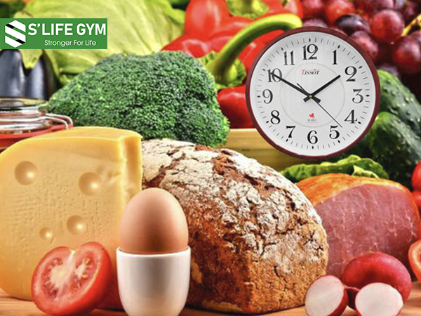 thời gian bữa ăn thúc đẩy quá trình tiêu thụ protein và carb