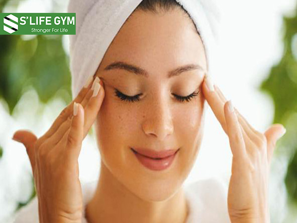 Massage mặt nhẹ nhàng mỗi ngày cũng là cách giảm béo mặt cho nữ