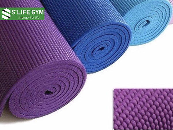Bạn nên chọn tấm thảm có trọng lượng nhẹ hơn tần suất đi lại nhiều và tập yoga khi đi trên đường. 