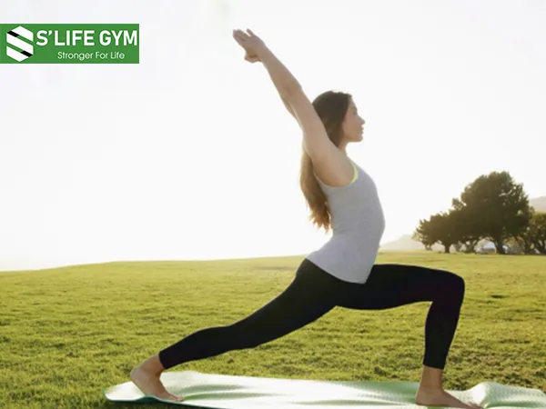 Tư thế bước chân thấp - bài tập yoga cho tinh thần thoải mái