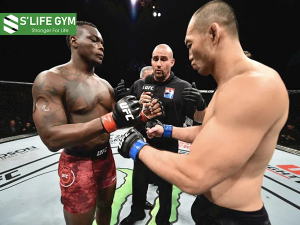 Thường vào cuối trận đấu MMA, các võ sĩ sẽ bắt tay và ôm nhau trên sàn đấu