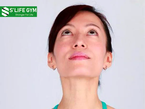 Thử tập yoga căng cơ mặt bằng cách Look Up (nhìn lên)