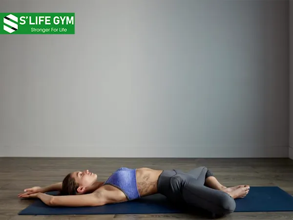 Tư thế nằm ngửa gập chân là bài tập yoga trị chóng mặt đơn giản