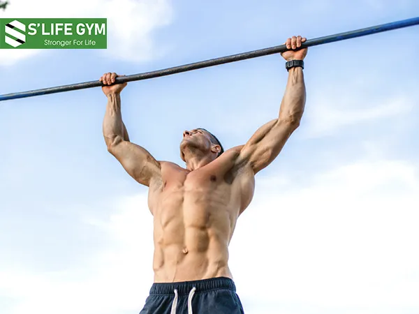 Tập tăng chiều cao nam với tư thế treo người
