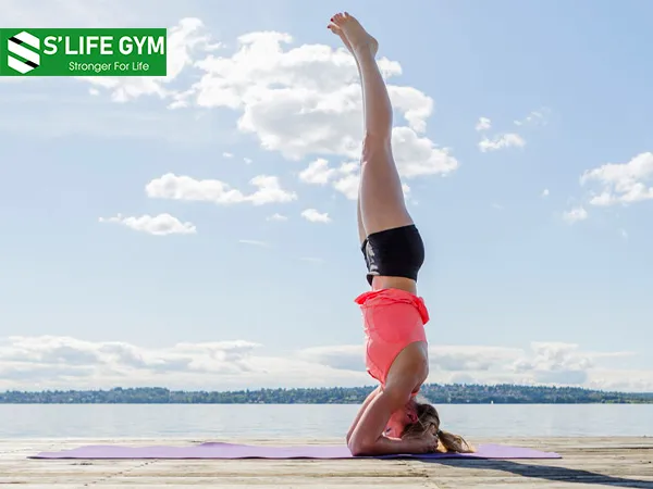 Chống lão hóa là một trong những lợi ích của tư thế headstand