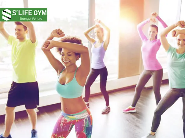Zumba dance là một môn khiêu vũ thể hình trên nền nhạc Latin sôi động với những động tác đơn giản, gợi cảm