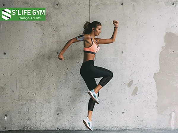 Nâng gối cao bài tập giúp chân thon gọn