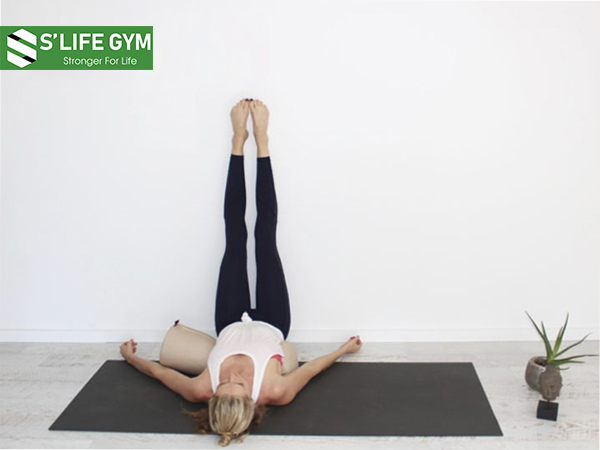 Một trong những bài tập yoga giảm đau lưng phổ biến là tư thế chân dựa tường