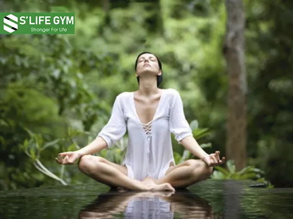 Hít khí cũng là một bài tập yoga giúp thon gọn mặt