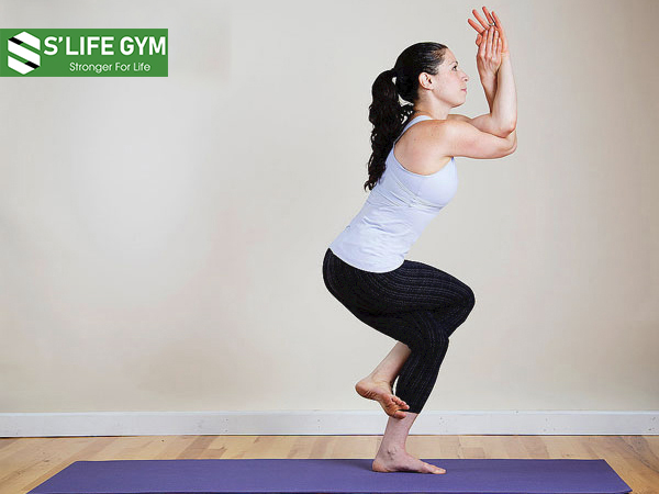 Tư thế Eagle Pose (Garudasana) - một trong những bài tập yoga cho phụ nữ mang thai