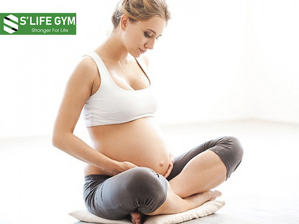 Bạn nên tập một lớp yoga cơ bản hoặc có kiến thức cơ bản về yoga cho mẹ bầu