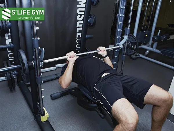 Điều cần tránh khi đến phòng tập: Máy Smith