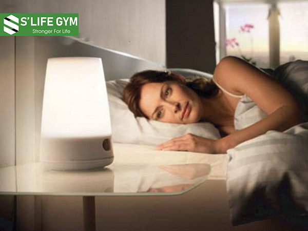 Để đèn ngủ quá sáng cũng là thói quen xấu khi ngủ làm tăng cân