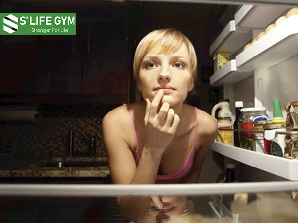 Hay ăn tối trước khi ngủ là thói quen xấu làm tăng cân