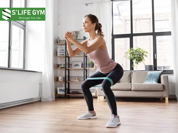 Squat cũng là bài tập với dây mini band quen thuộc