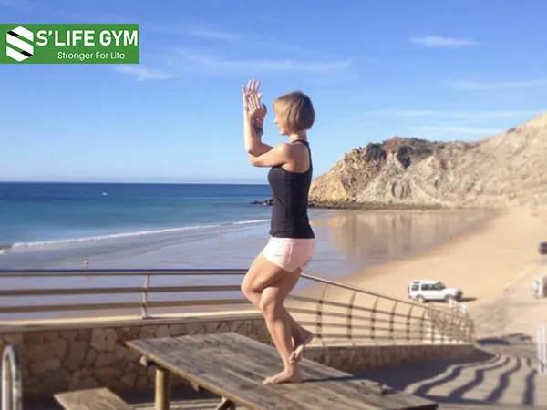 Bài tập Yoga giảm mỡ đùi đơn giản: Tư thế Garudasana