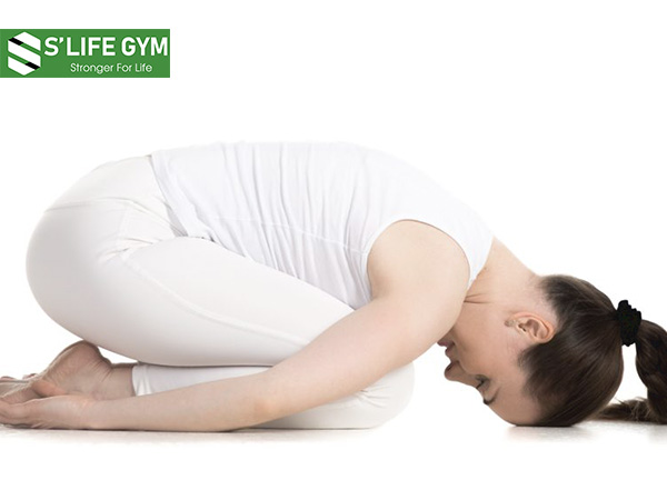 Tư thế đứa trẻ (Wide Legged Child’s Pose) - bài tập yoga giảm cân sau sinh an toàn