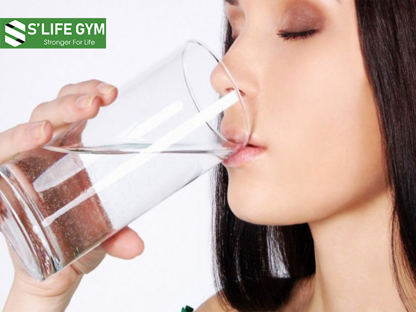 Muốn giảm béo mặt cho nữ hãy uống nhiều nước