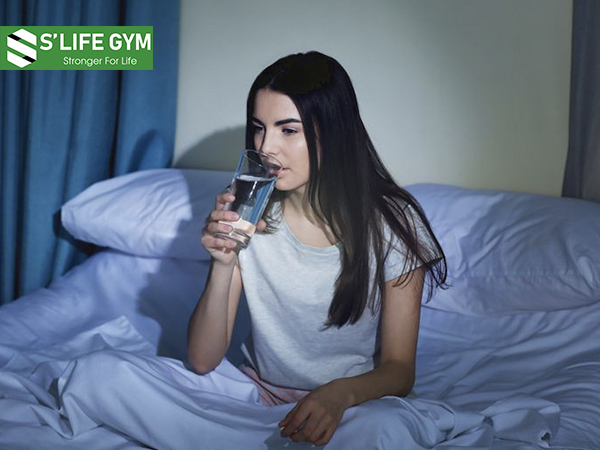 Uống quá nhiều nước trước khi ngủ là thói quen xấu làm tăng cân