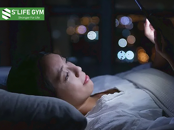 Thói quen xấu khi ngủ làm tăng cân: Sử dụng điện thoại, tivi