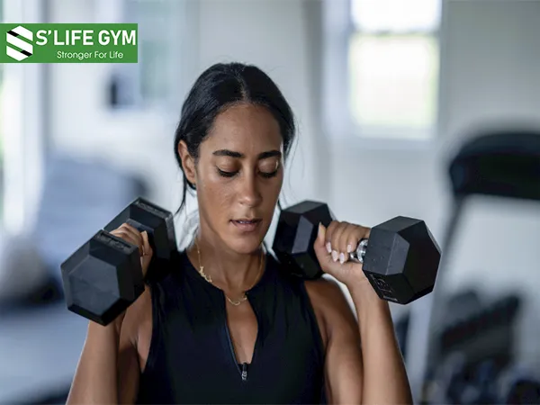 Strength training giúp làm chậm lại quá trình mất cơ bằng cách tăng mật độ cơ và sức mạnh của chúng