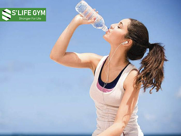 Uống đủ nước giúp giảm cơn thèm ăn hiệu quả