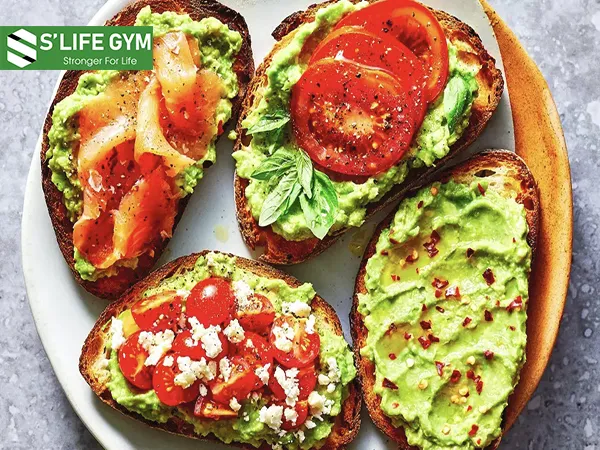 Bánh mì đen nướng bơ Avocado Toast cung cấp lượng dinh dưỡng dồi dào cho buổi sáng