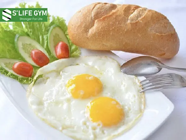 Lòng trắng trứng, bánh mì và rau