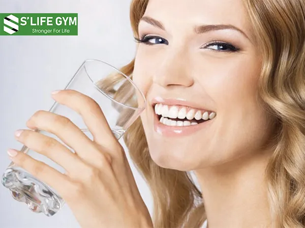 Uống nước trước khi ăn trưa là thói quen giúp eo thon, bụng phẳng