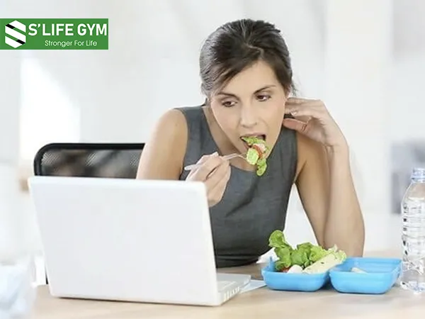 Bỏ ngày việc vừa ăn vừa làm cũng là thói quen giúp eo thon, bụng phẳng