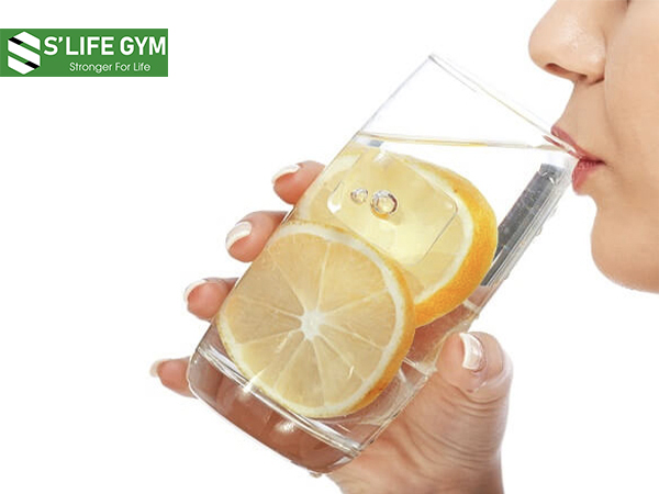 Uống nước chanh vào buổi sáng cũng là thói quen giúp eo thon, bụng phẳng