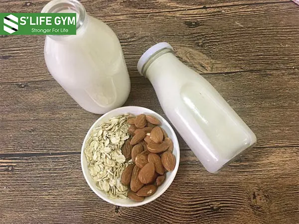 Bột yến mạch và sữa hạnh nhân