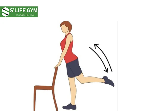 Một trong những bài tập chân thon gọn là nâng chân chạm mông