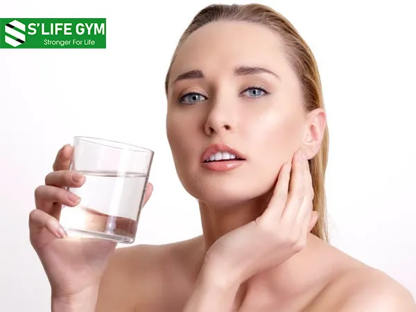 Sử dụng nước ấm giúp da không bị mất nước