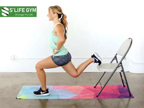 Tập luyện đơn giản với chiếc ghế
