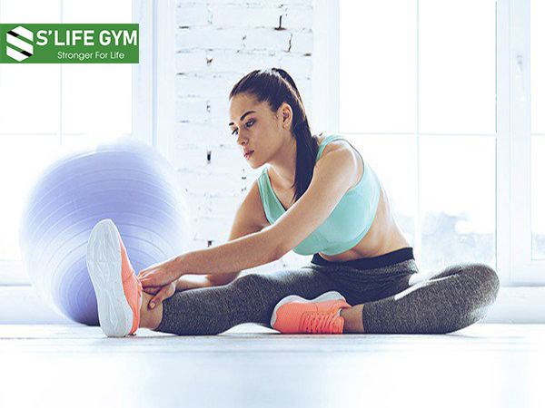 Stretching hay còn gọi là giãn cơ, gồm các động tác kéo giãn cơ gân, đùi mông, bắp tay