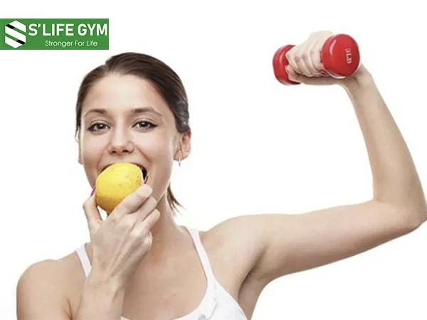 Nâng tạ là cách giảm mỡ vùng cánh tay cực kỳ hiệu quả