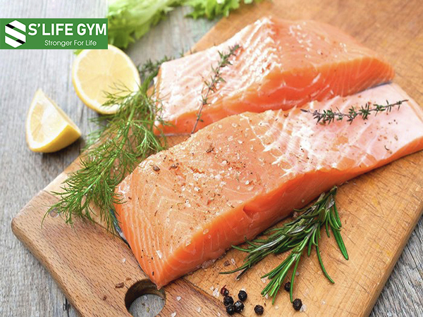 Cá hồi chứa nhiều omega-3 bảo vệ tốt cho sức khỏe tim mạch