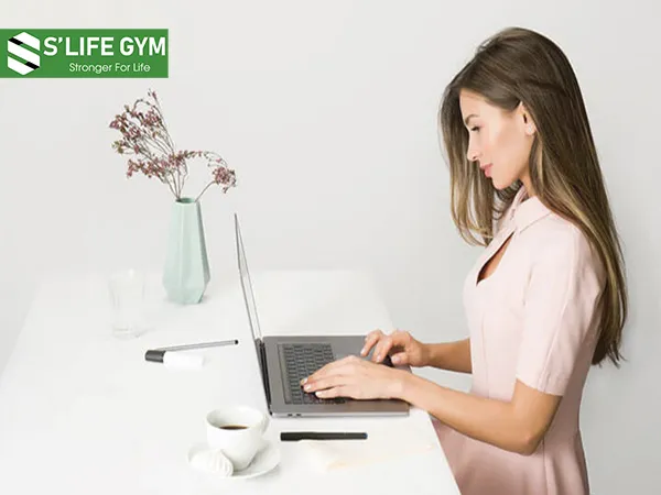 Ghi nhớ thói quen giúp eo thon, bụng phẳng: ngồi thẳng lưng khi làm việc