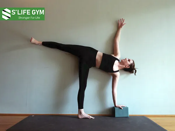 Tư thế nửa vầng trăng trong yoga