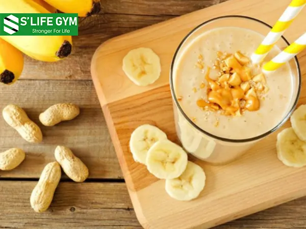 Một trong những nước uống chức protein là bơ đậu phộng + chuối