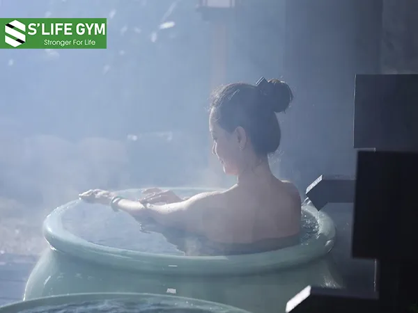 Ngâm mình trong nước ấm giúp các cơ được nghỉ ngơi