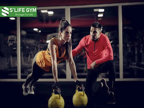 Huấn luyện viên cá nhân giúp theo dõi tình hình tập luyện của bạn