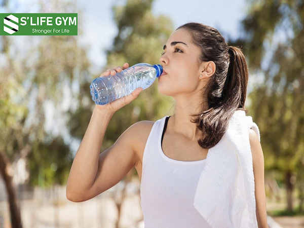 Uống đủ nước giúp cơ thể trao đổi chất hiệu quả