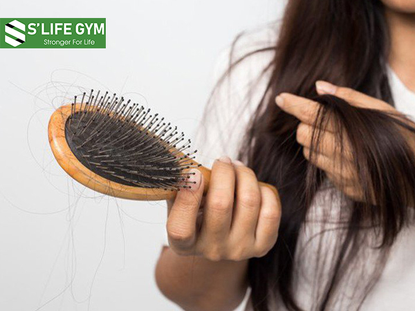 Một trong những dấu hiệu thiếu vitamin là rụng tóc
