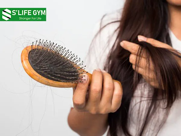 Một trong những dấu hiệu thiếu vitamin là rụng tóc