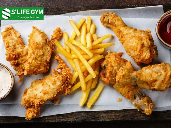 Thức ăn chứa nhiều dầu mỡ cũng được liệt kê vào danh sách thực phẩm gây mụn