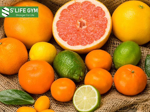 Trái cây nhiều vitamin C cũng là món ăn vặt khi xem bóng đá thích hợp